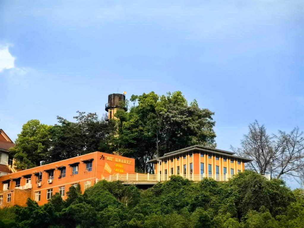 “两路”精神育人园（招生就业处摄）