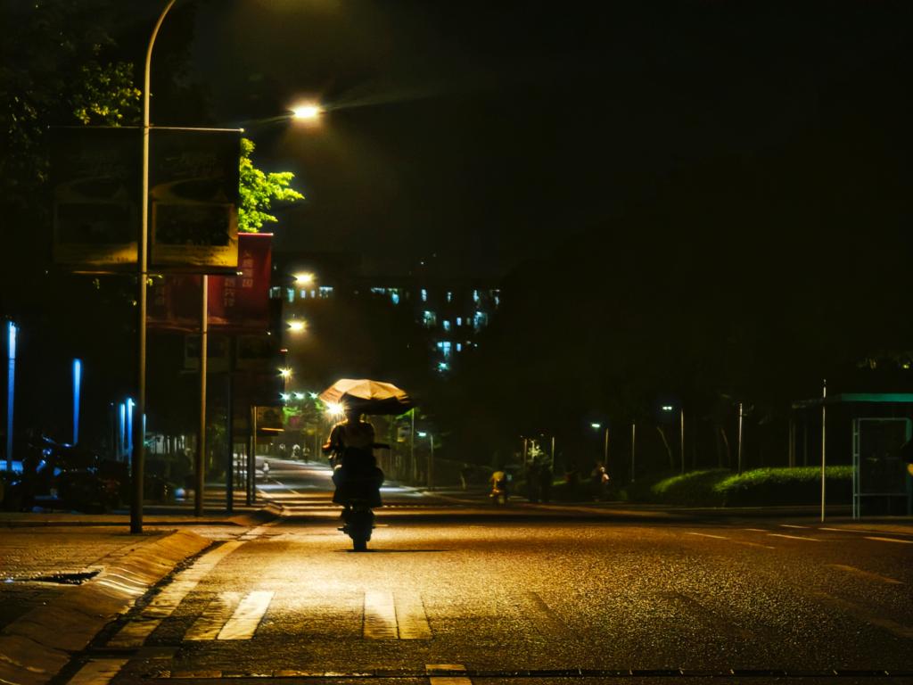 科学城校区：暮雨归途（机电学院李博轩摄）