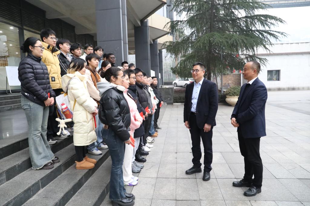 20250122（照片）重庆市教委主任刘宴兵来校看望慰问赖远明、周建庭等在校师生代表